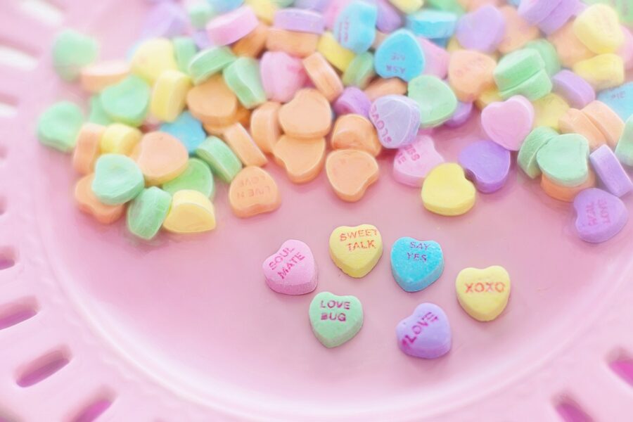 【2023年春】バレンタインにおすすめのネイルデザイン20選♡チョコレート、ニュアンスetc.
