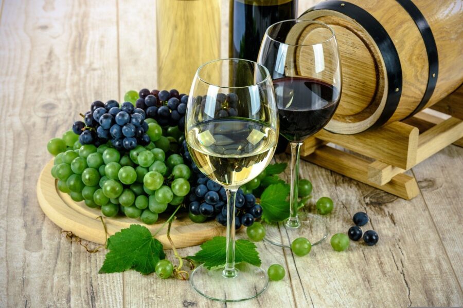 赤ワイン／白ワインの美容・美肌効果とは？飲み過ぎはかえって肌に悪い？